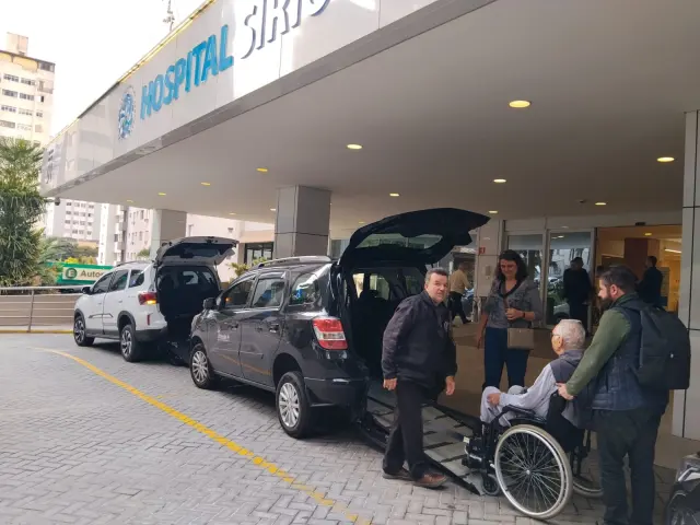 Van adaptada com rampa elétrica para cadeirantes